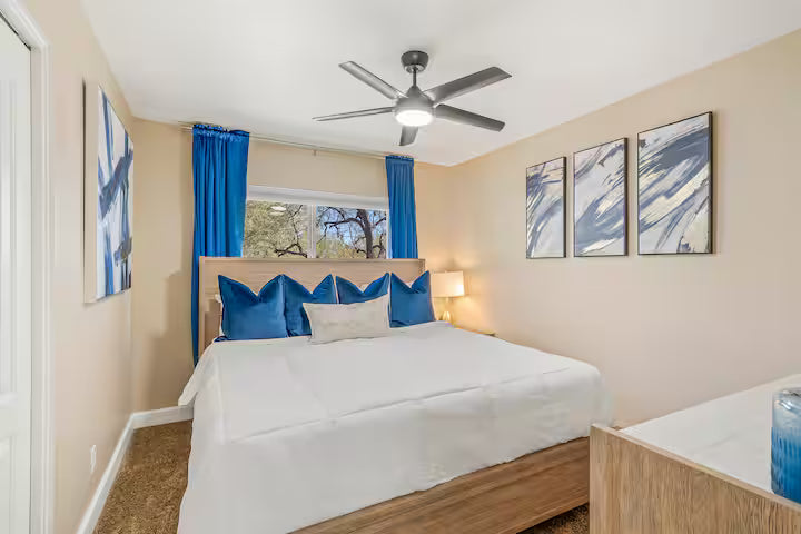 Room 2, King bed