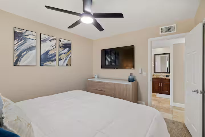 Room 2, King bed