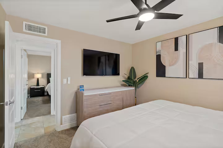 Room 4, King Bed